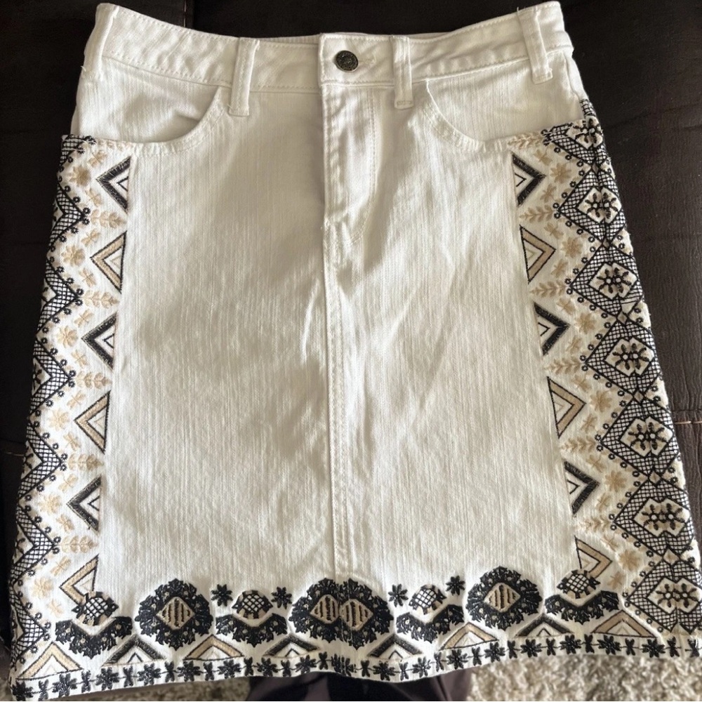 Pilcro & the Letterpress Anthropologie White Skirt w/Black and Gold Embroidery 0